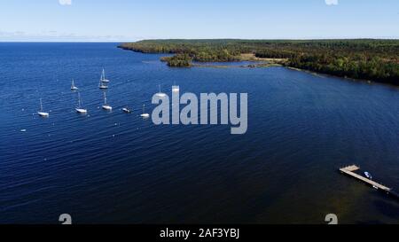 Vue aérienne de la baie Green et voiliers amarrés, plus le shopping, hébergement et restaurants de Fish Creek dans le comté de porte, Wisconsin, USA. Banque D'Images