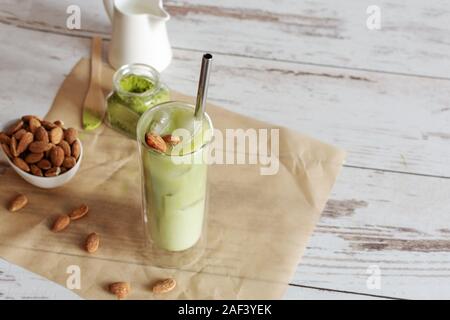 Le thé vert matcha latte glacé avec le lait d'amande sur fond clair. Concept de saine alimentation. Copier l'espace. Banque D'Images