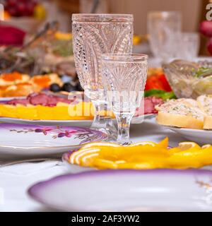 Table de fête avec verres en cristal et des plaques. Des collations et des sandwiches sur la table. Selective focus Banque D'Images