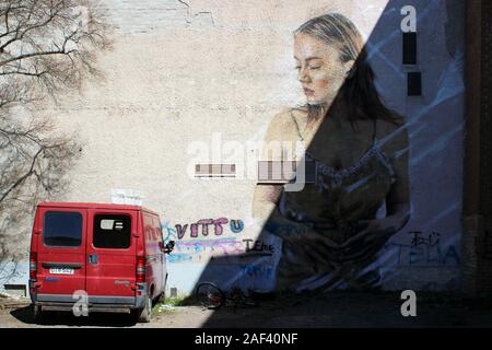 Femme Graffiti à l'homme sans-abri à van sur cour intérieure de Perhelä maintenant démolie en bloc Järvenpää, Finlande