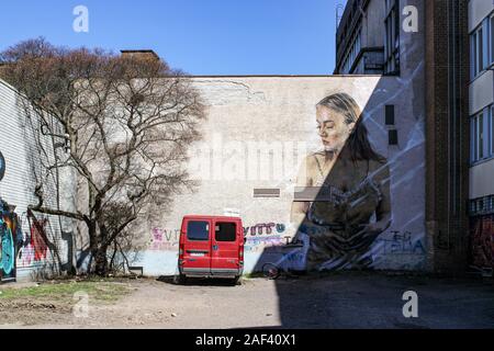 Van d'un sans-abri et grand graffiti sur cour intérieure de bâtiments à être démoli à Järvenpää, Finlande