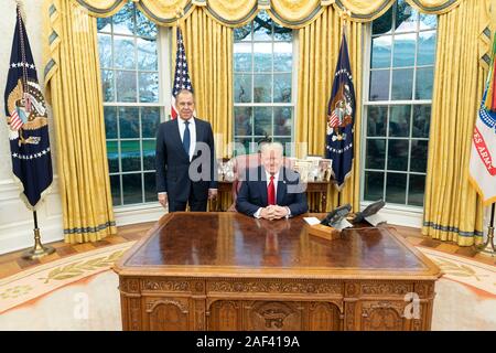 Président américain Donald Trump pose pour une photo avec le Ministre russe des affaires étrangères Sergey Lavrov derrière le Resolute Desk dans le bureau ovale de la Maison Blanche, 10 décembre 2019 à Washington, DC. Banque D'Images