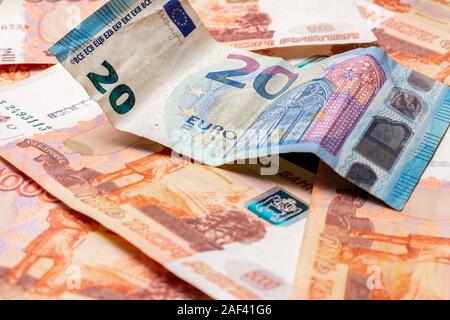 La texture des différentes monnaies internationales, 20 euros sur le fond de 5000 roubles. Banque D'Images