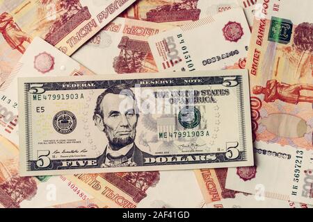 La texture de divers billets et l'argent de papier, 5 dollars sur l'arrière-plan de 5000 roubles. Banque D'Images