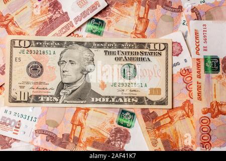 La texture de divers billets et l'argent de papier, 10 dollars sur l'arrière-plan de 5000 roubles. Banque D'Images