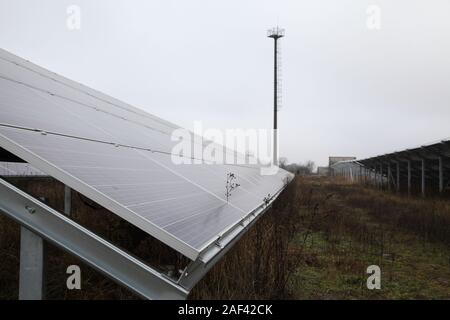 Installation de panneaux solaires. Panneau solaire produit vert, respectueux de l'énergie du soleil. Installation de panneaux solaires dans les zones rurales. Banque D'Images