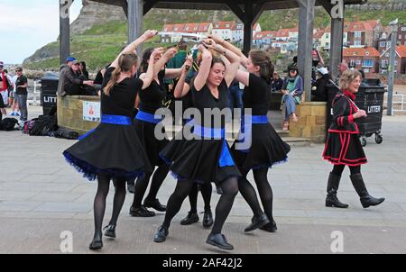 Le rappeur de la femme de l'équipe épée, 'La Tour des corbeaux avec leur forman, effectuant à Whitby Semaine folklorique, 2019. Banque D'Images