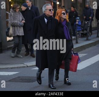 Milan, Giuliano Adreani avec sa femme dans le centre commercial Giuliano Adreani, Président de Publitalia 80 depuis 1996 et chef de Mediaset, jusqu'en 2015, puis remplacé par Pier Silvio Berlusconi restant sur le Comité exécutif, arrive au centre-ville, à l'heure du déjeuner. Ici, il est sous son bras avec son épouse Cicci pendant leur shopping dans les rues du quadrilatère. Banque D'Images