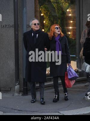 Milan, Giuliano Adreani avec sa femme dans le centre commercial Giuliano Adreani, Président de Publitalia 80 depuis 1996 et chef de Mediaset, jusqu'en 2015, puis remplacé par Pier Silvio Berlusconi restant sur le Comité exécutif, arrive au centre-ville, à l'heure du déjeuner. Ici, il est sous son bras avec son épouse Cicci pendant leur shopping dans les rues du quadrilatère. Banque D'Images