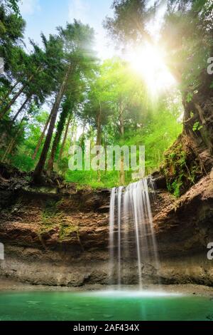 Grand-angle fascinante photo de paysage d'un paradis avec cascades sur plusieurs niveaux de falaises, forêt vert frais, ciel bleu et le soleil brillant bright Banque D'Images