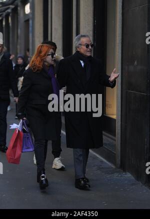 Milan, Giuliano Adreani avec sa femme dans le centre commercial Giuliano Adreani, Président de Publitalia 80 depuis 1996 et chef de Mediaset, jusqu'en 2015, puis remplacé par Pier Silvio Berlusconi restant sur le Comité exécutif, arrive au centre-ville, à l'heure du déjeuner. Ici, il est sous son bras avec son épouse Cicci pendant leur shopping dans les rues du quadrilatère. Banque D'Images