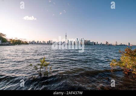 Vue de la tour CN de Toronto et Toronto Islands Park au coucher du soleil. Banque D'Images