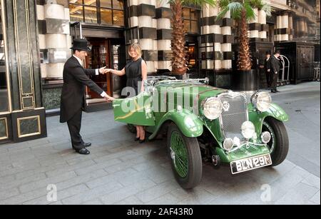 Le 'Singer' Le Mans sport qui a remporté l'or dans les Jeux olympiques à Berlin 1936 Rallye automobile sur show à l'extérieur de l'hôtel Savoy à Londres. Banque D'Images
