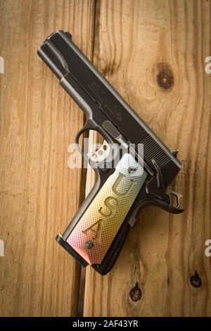 Pistolet Colt 1911 .45 au sud-est de la zone de tir. Banque D'Images