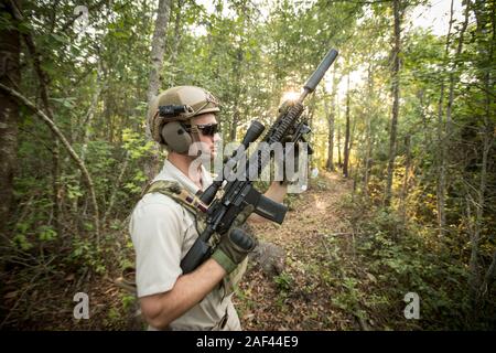 Un shooter en équipement militaire tire sur une gamme d'armes à feu en Géorgie du Sud. Banque D'Images