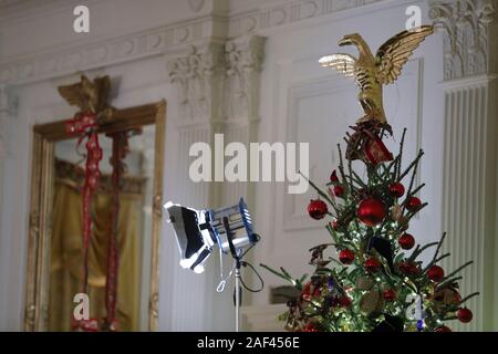 Les décorations de Noël sont vus dans l'East Room de la Maison blanche avant le Président Donald Trump à s'exprimant lors d'une réception de la Hanoukka Le 11 décembre 2019 à Washington, DC. (Photo par Oliver Contreras/SIPA USA) Banque D'Images