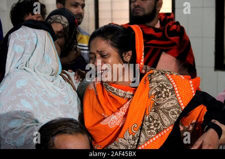 Dhaka, Bangladesh. Dec 12, 2019. Des proches de victimes d'incendie de l'usine des plastiques wail à Dhaka Medical College Hospital à Dhaka, capitale du Bangladesh, le 12 décembre 2019. Au moins 13 personnes sont mortes dans l'incendie qui a ravagé une usine de plastique à Keraniganj à la périphérie de la capitale, Dhaka, Bangladesh. Credit : Str/Xinhua/Alamy Live News Banque D'Images