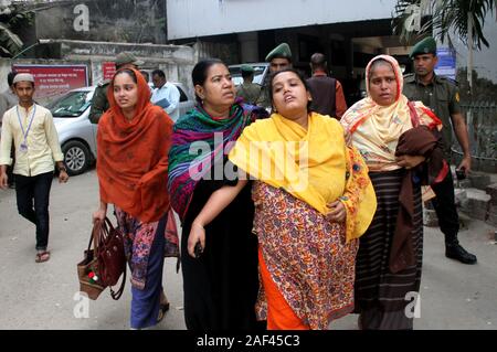 Dhaka, Bangladesh. Dec 12, 2019. Des proches de victimes d'incendie de l'usine de plastiques sont vus à Dhaka Medical College Hospital à Dhaka, capitale du Bangladesh, le 12 décembre 2019. Au moins 13 personnes sont mortes dans l'incendie qui a ravagé une usine de plastique à Keraniganj à la périphérie de la capitale, Dhaka, Bangladesh. Credit : Str/Xinhua/Alamy Live News Banque D'Images