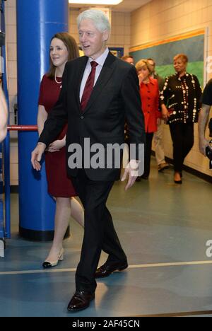 New York, NY, USA. Dec 10, 2019. Bill Clinton, lors d'une apparition publique pour l'ancien président américain Bill Clinton Visite NYC High School, Edward A. Reynolds West Side High School, à Manhattan, New York, NY Le 10 décembre, 2019. Credit : Kristin Callahan/Everett Collection/Alamy Live News Banque D'Images