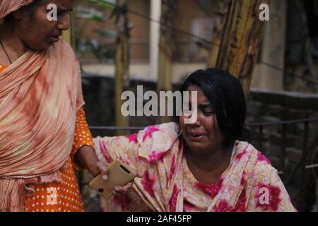 Dhaka, Bangladesh. Dec 12, 2019. Un parent d'une victime morte d'une usine de plastique à l'intérieur réagit incendie Dhaka Medical College morgue de l'hôpital. Selon les médias, au moins 13 travailleurs ont été tués et 20 blessés mercredi dans un incendie après une bouteille de gaz explosion dans une usine de plastique près de zone Keraniganje. Credit : MD Mehedi Hasan/ZUMA/Alamy Fil Live News Banque D'Images