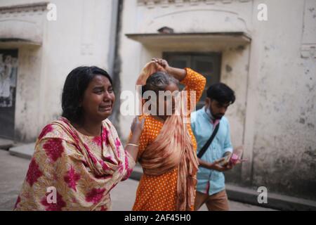 Dhaka, Bangladesh. 13 Décembre, 2019. Un parent d'une victime morte d'une usine de plastique à l'intérieur réagit incendie Dhaka Medical College morgue de l'hôpital. Selon les médias, au moins 13 travailleurs ont été tués et 20 blessés mercredi dans un incendie après une bouteille de gaz explosion dans une usine de plastique près de zone Keraniganje. Credit : MD Mehedi Hasan/ZUMA/Alamy Fil Live News Banque D'Images