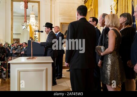 Washington, États-Unis d'Amérique. 11 Décembre, 2019. Président américain Donald Trump écoute comme le rabbin Zvi Boyarsky prononce une allocution lors d'une soirée de réception de Hanoukka au prix de la Maison Blanche, 11 décembre 2019 à Washington, DC. Credit : Andrea Hanks/White House Photo/Alamy Live News Banque D'Images