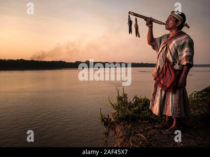 PUERTO MALDONADO, PÉROU - circa 2019 SEPTEMBRE : Portrait d'un chaman de la tribu en Amazonie péruvienne Machiguenga. Banque D'Images