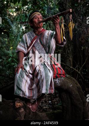 PUERTO MALDONADO, PÉROU - circa 2019 SEPTEMBRE : Portrait de l'homme de la tribu autochtone dans l'Amazonie péruvienne Machiguenga. Banque D'Images