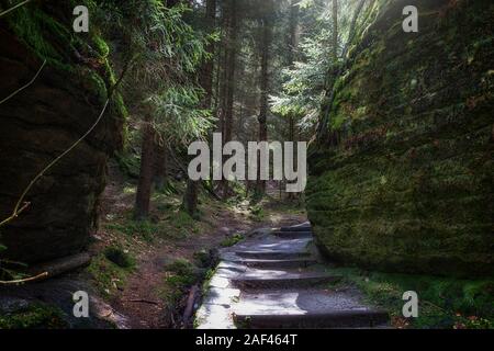 Un petit escalier qui va jusqu'à la colline Banque D'Images