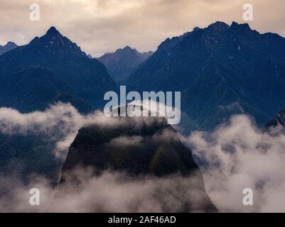 MACHU PICCHU, PÉROU - circa 2019 SEPTEMBRE : Vue des montagnes et de la brume autour de Machu Picchu au Pérou. Banque D'Images