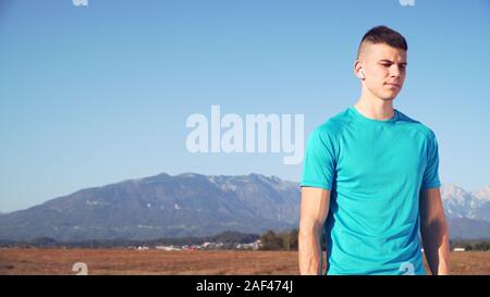 Portrait de jeune homme en en tenues de sport with copy space Banque D'Images