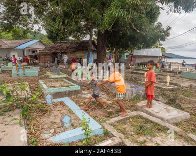 Ambon en Indonésie - 11 Février 2018 : les enfants sur un cimetière musulman local dans la petite ville sur l'île d'Ambon, Moluques Banque D'Images