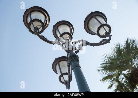 Vintage street light.rue noire lampe dans un ciel bleu . Lanterne de rue sur fond bleu ciel . Old street light. Banque D'Images