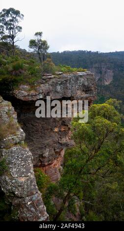 Les falaises de grès rouge au Blue montagnes à l'ouest de Sydney, New South Wales, Australia Banque D'Images