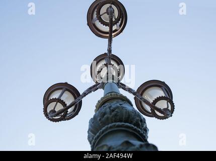 Vintage street light.rue noire lampe dans un ciel bleu . Lanterne de rue sur fond bleu ciel . Old street light. Banque D'Images