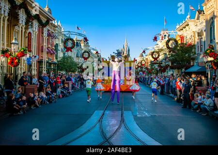 Orlando, Floride . Décembre 05, 2019 . Danseuse au sein de Move it ! Shake It ! Il MousekeDance ! Street Party at Magic Kingdom Banque D'Images