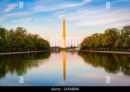 Le Washington Monument et de réflexion intérieure à Washington DC au coucher du soleil Banque D'Images