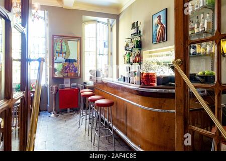 Le bar à cocktails à Grand Hôtel Nord-Pinus, Place du Forum, Arles, Provence, France, Europe Banque D'Images