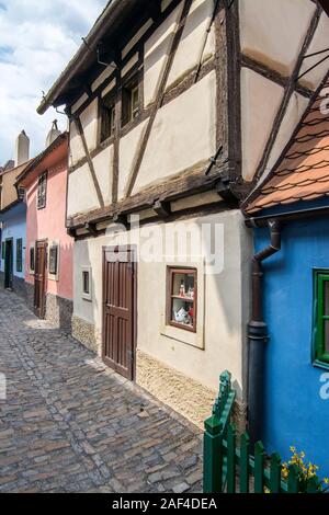 Golden Lane est une rue située dans le château de Prague. Construit au xvie siècle, elle tient son nom de l'orfèvres qui y vivaient dans la Banque D'Images