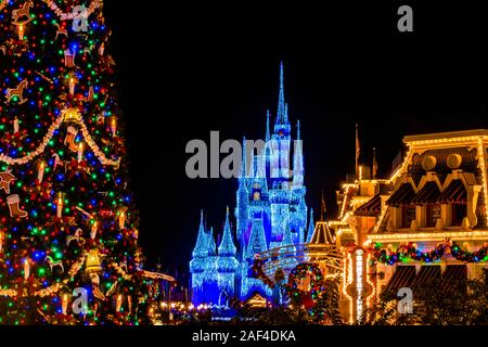 Orlando, Floride. Décembre 05, 2019 .vue partielle de l'arbre de Noël, Château de Cendrillon et les bâtiments de la rue principale au Royaume Magique Banque D'Images