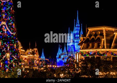 Orlando, Floride. Décembre 05, 2019 .vue partielle de l'arbre de Noël, Château de Cendrillon et les bâtiments de la rue principale au Royaume Magique Banque D'Images