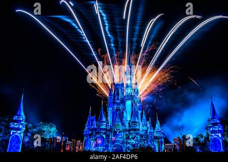 Orlando, Floride. 05 Décembre, 2019. Heureux à jamais d'artifice spectaculaire est le Château de Cendrillon au Magic Kingdom en Banque D'Images