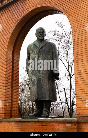 Statue en bronze de Vladimir Ilitch Oulianov Lénine, Memento Park, Szoborpark, Budapest, Hongrie. Décembre 2019 Banque D'Images