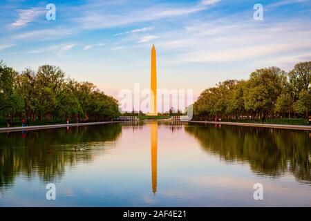 Le Washington Monument et de réflexion intérieure à Washington DC au coucher du soleil Banque D'Images