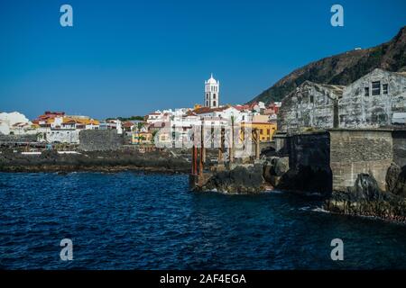 Garachico, Tenerife, Espagne ; 19 Septembre 2018 : Garachico côte volcanique avec paysage urbain avec la lumière du soleil et ciel bleu Banque D'Images