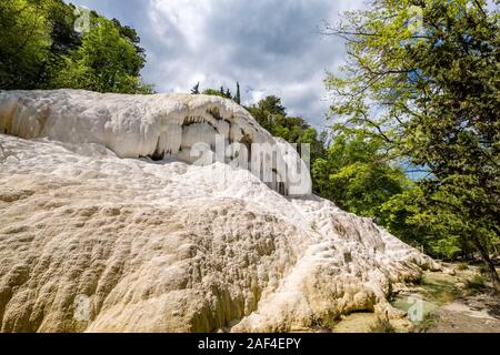 La Balena, un blanc travertin et dans le fosso Bianco vallée, les sources thermales de Bagni San Filippo Banque D'Images