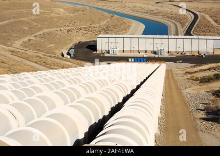 Une station de pompage de l'eau envoie en amont sur les montagnes de l'aquaduct de Californie qui apporte l'eau de neige dans les montagnes de la Sierra Nevada à f Banque D'Images