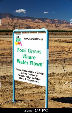 Un signe d'agriculteurs à propos de la crise de l'eau lien suivant sur un 4 l'année de la sécheresse, près de Bakersfield dans la Central Valley, Californie, USA, avec le sol sous tension Banque D'Images