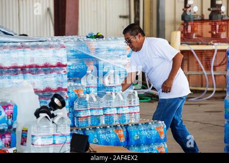 Un organisme de bienfaisance de l'eau en fournissant de l'eau en bouteille à Porterville maisons qui n'ont pas eu d'eau courante pendant plus de cinq mois, près de Bakersfield, Californie, USA Banque D'Images