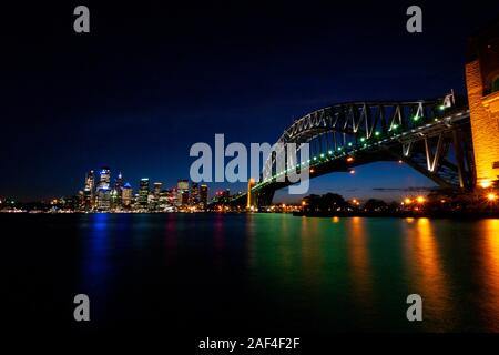 Sydney Harbour Bridge de nuit, de Jeffrey Street arrêt de ferry à Milsons Point sur la Côte-Nord, Sydney, Australie Banque D'Images